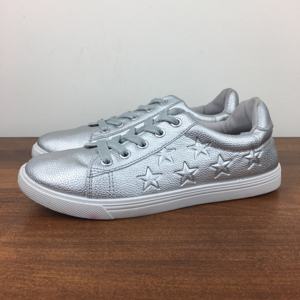 MAKERS SHOES Women's Fashion Sneakers Silver Size US 6 Stars Lace Up Low Top.